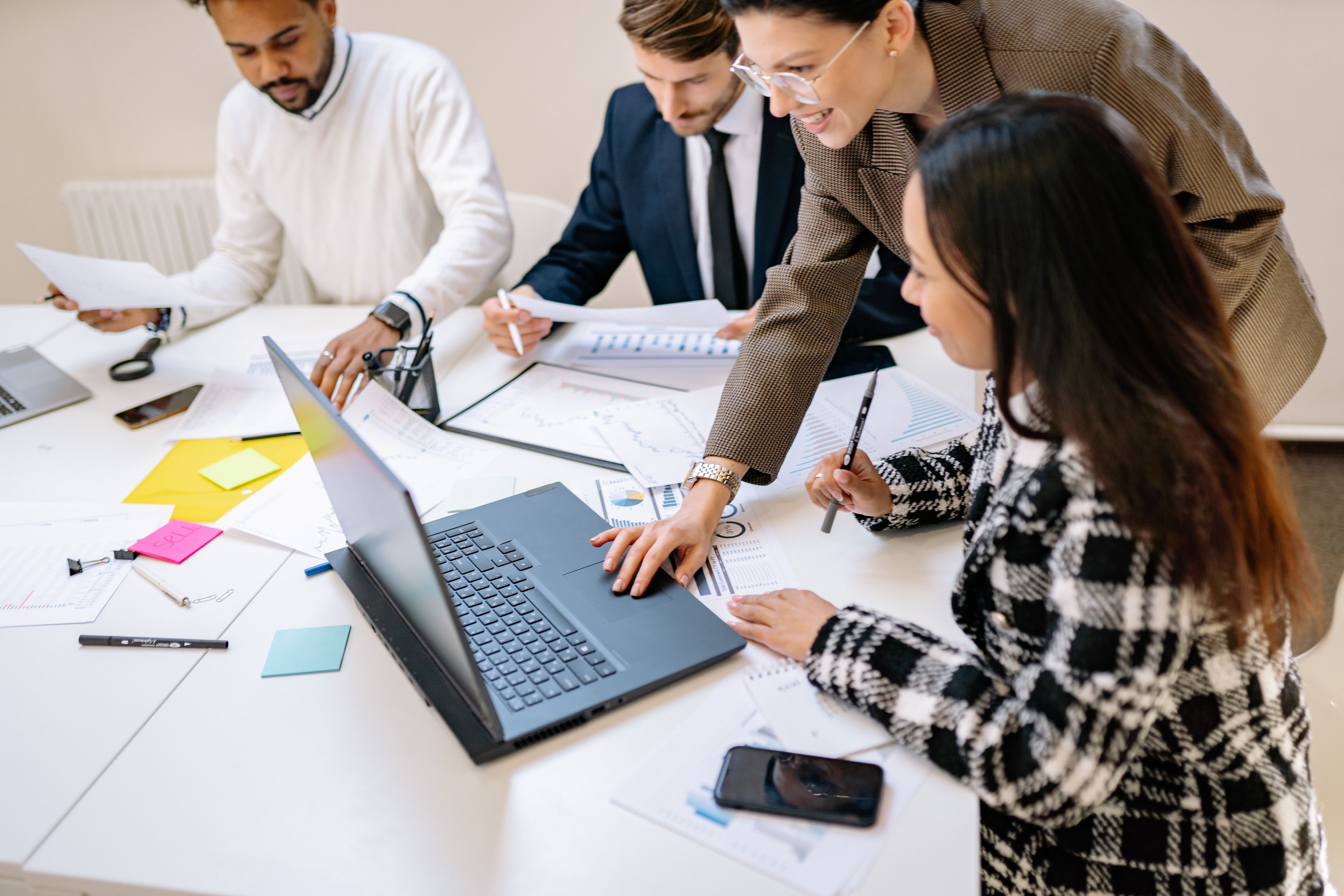 Ordinateur portable et écrans utilisés pour administrer des outils collaboratifs.