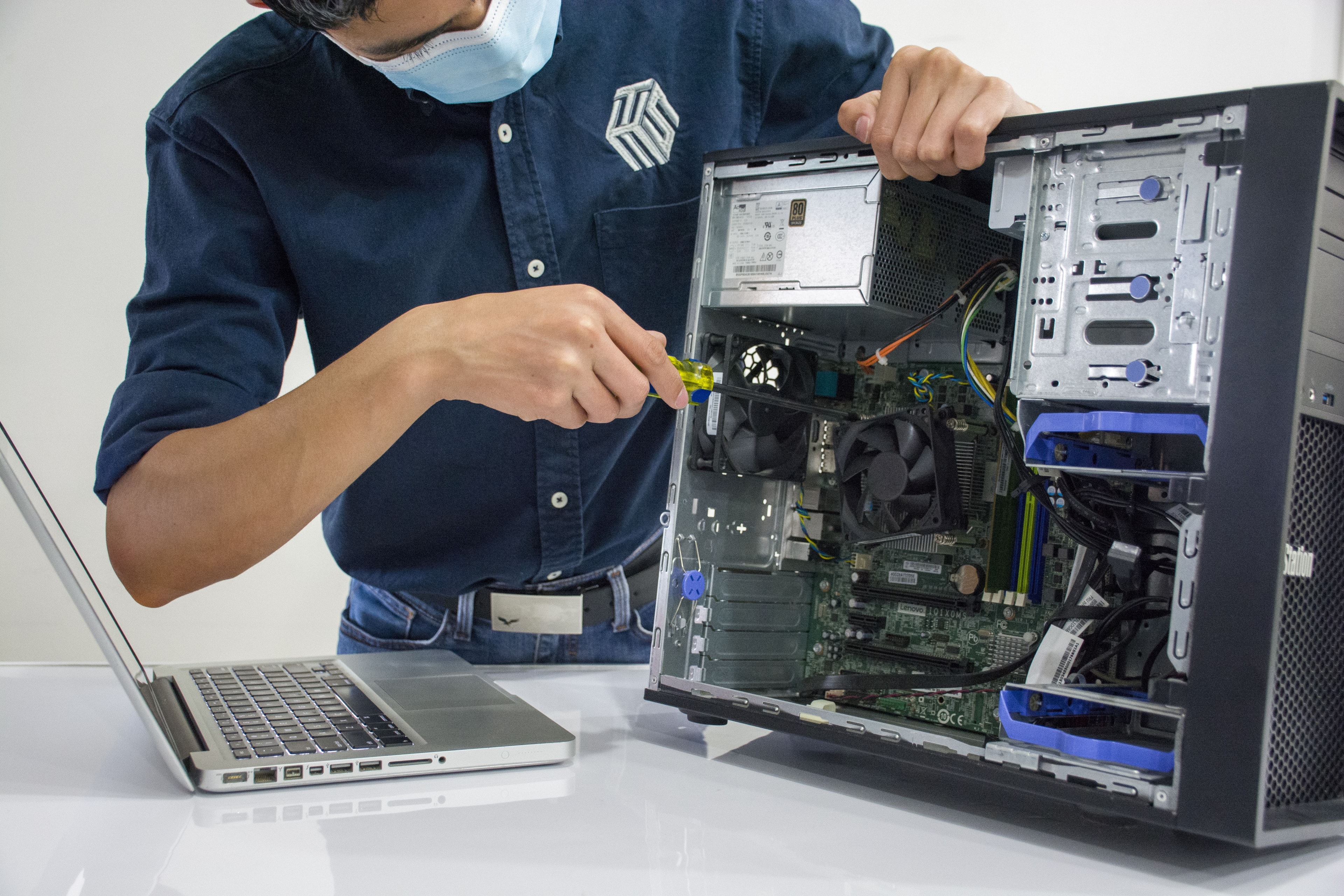 Mainteneur informatique réparant une tour d'ordinateur