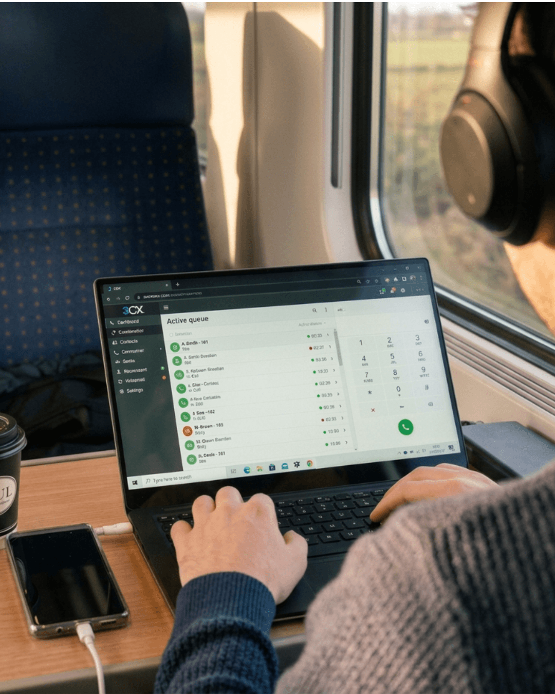 Personne travaillant dans le train avec son casque