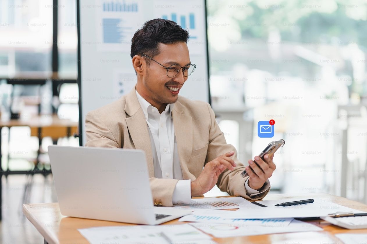 Collaborateur consultant une notification de messagerie professionnelle.